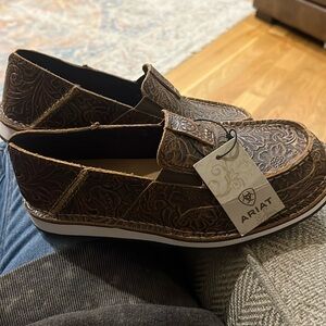 NWT Ariat Cruiser size 7.5 Wide brown floral emboss